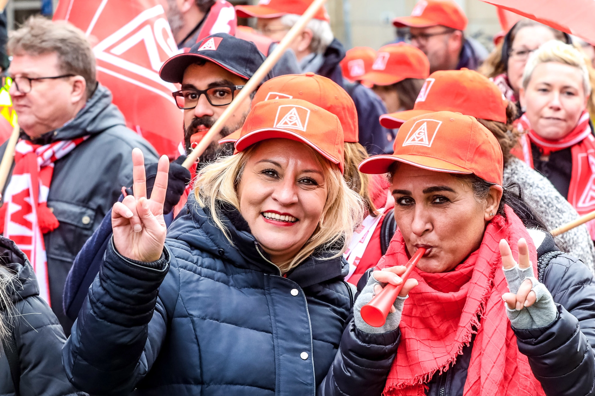 Zwei Frauen auf dem Warnstreik der Textiler in Bielefeld