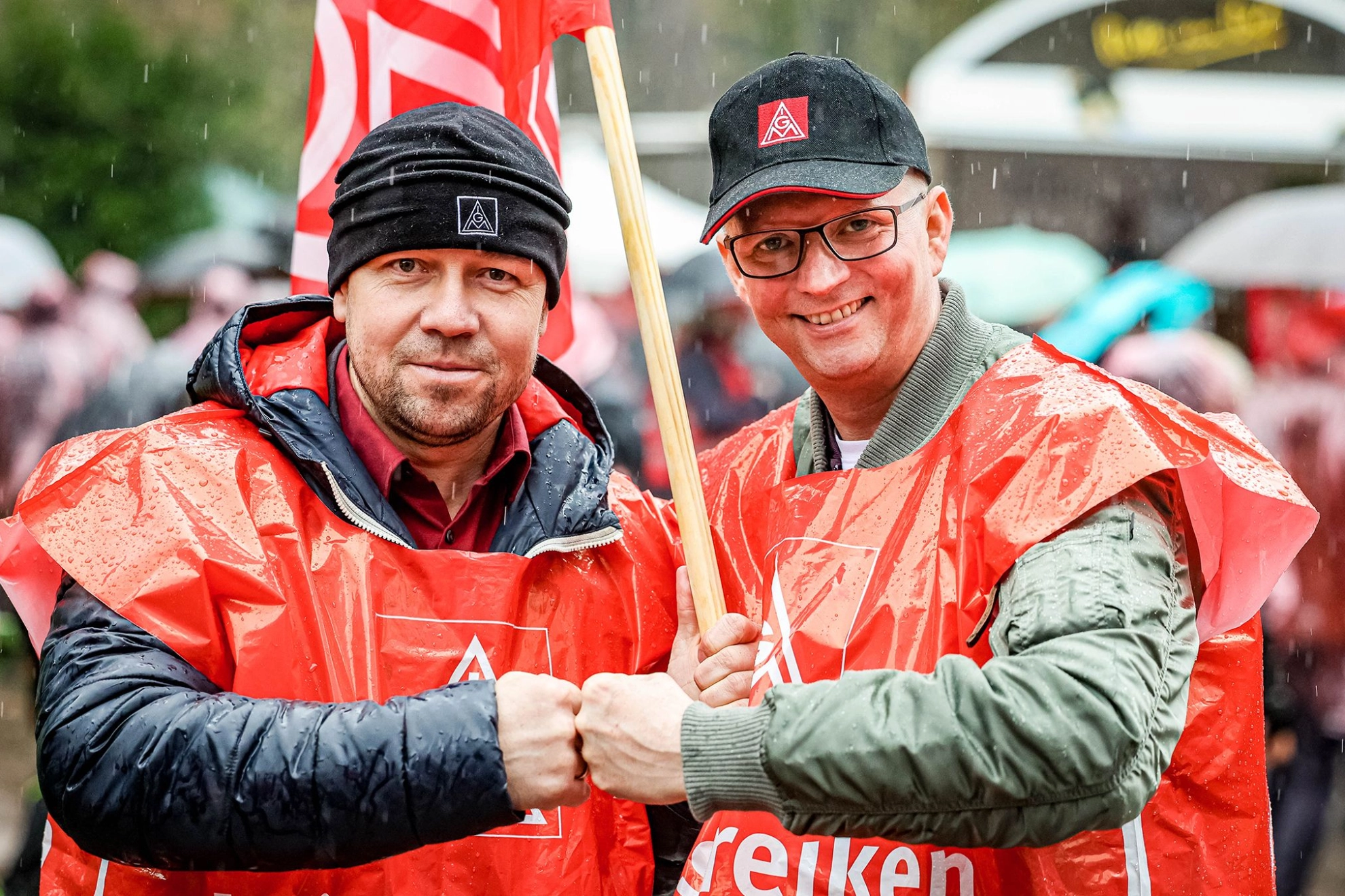 Beschäftigte während einem Warnstreik in der Textil-Tarifrunde West 2023