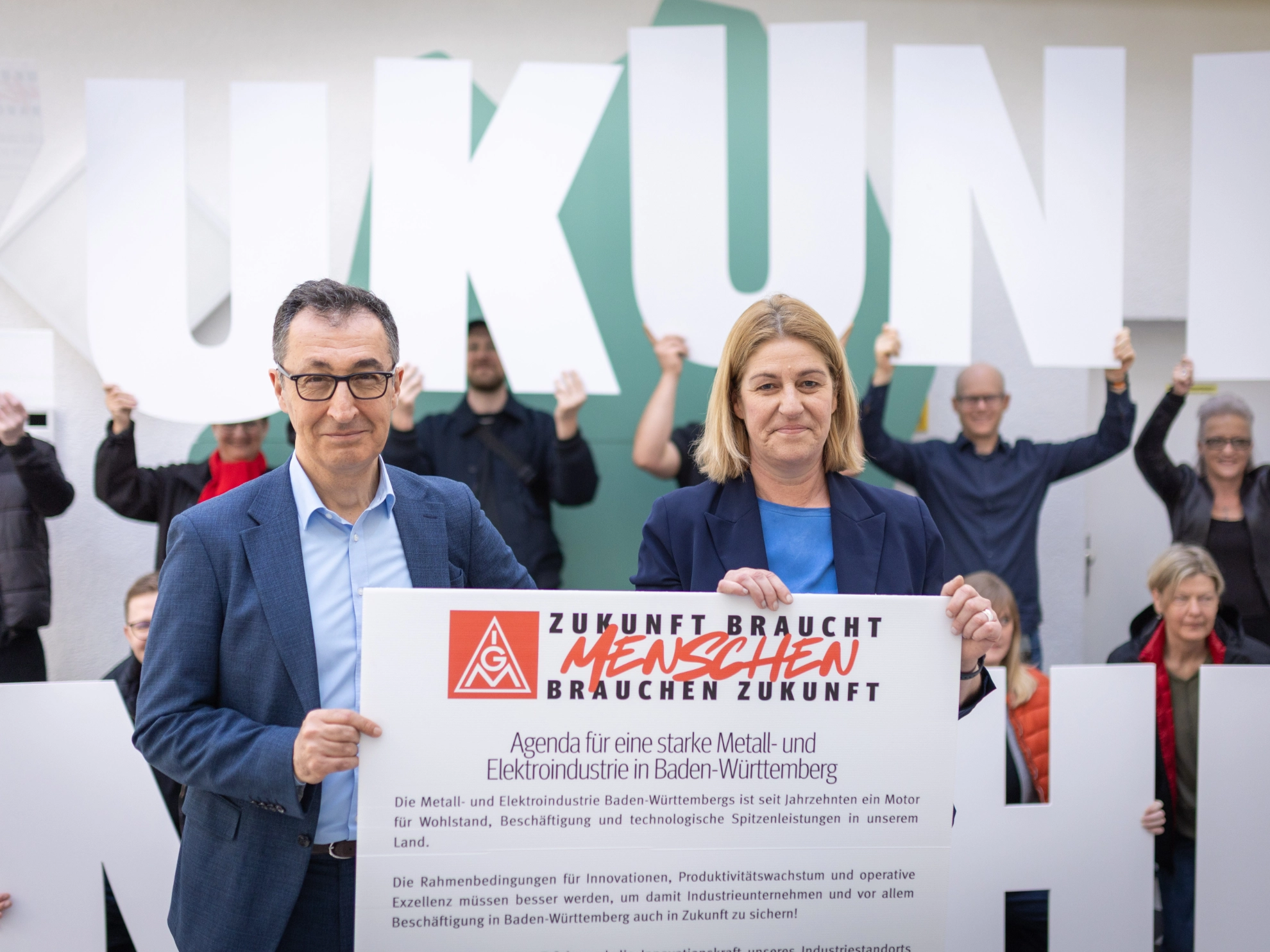 Stuttgart, Baden-Württemberg, 13.03.2026:Die Bezirksleiterin der IG Metall BW, Barbara Resch und weitere Hauptamtliche des Bezirks übergeben Cem Özedmir eine Agenda. Özdemirs Partei hat am vergangenen Sonntag die Landtagswahlen als stärkste Kraft gewonnen.Notiz: No model release. Kein Einverständnis für Werbung, keine Weitergabe an Dritte.