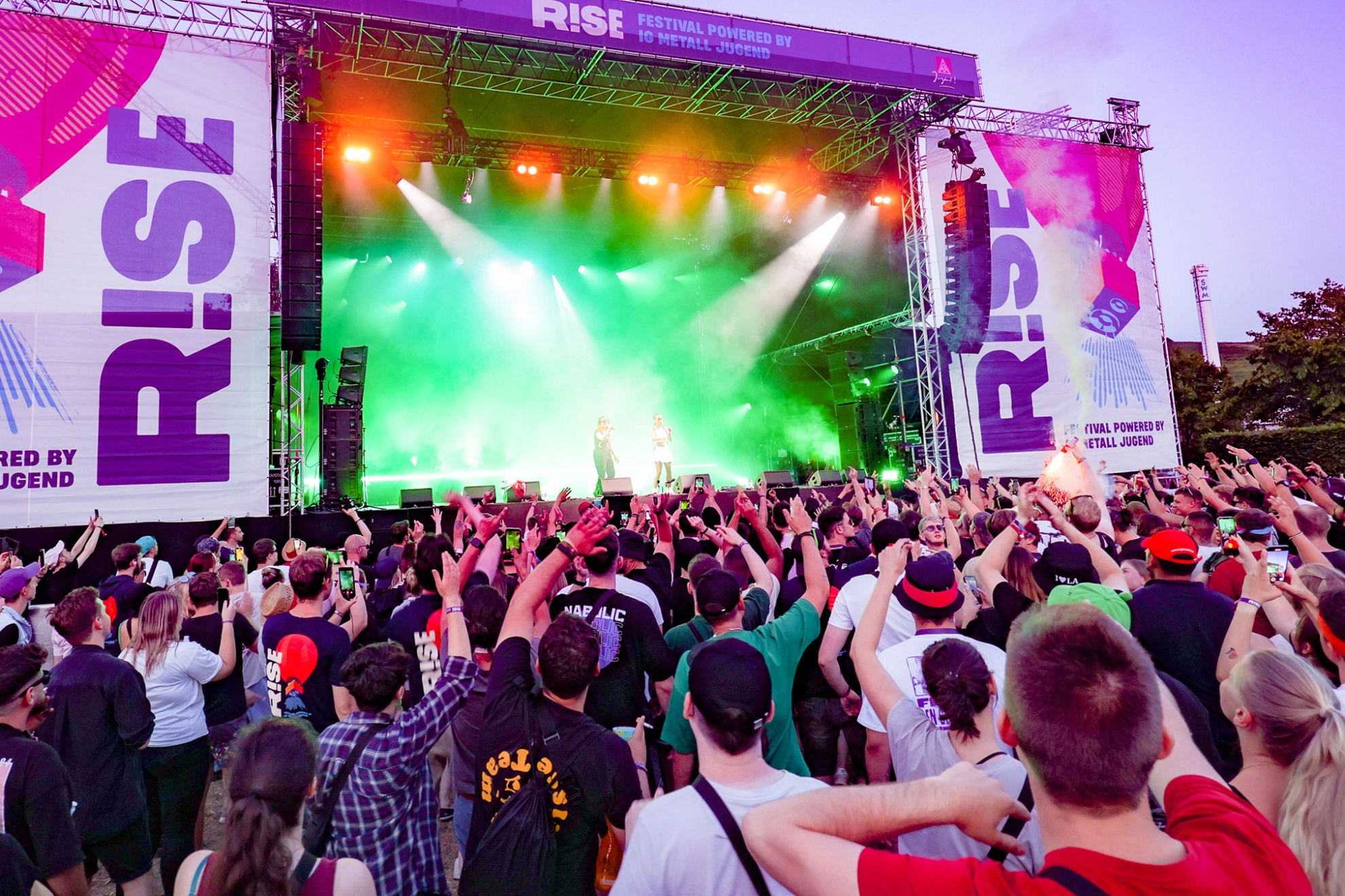 Das Publikum feiert vor der Bühne beim R!SE Festival