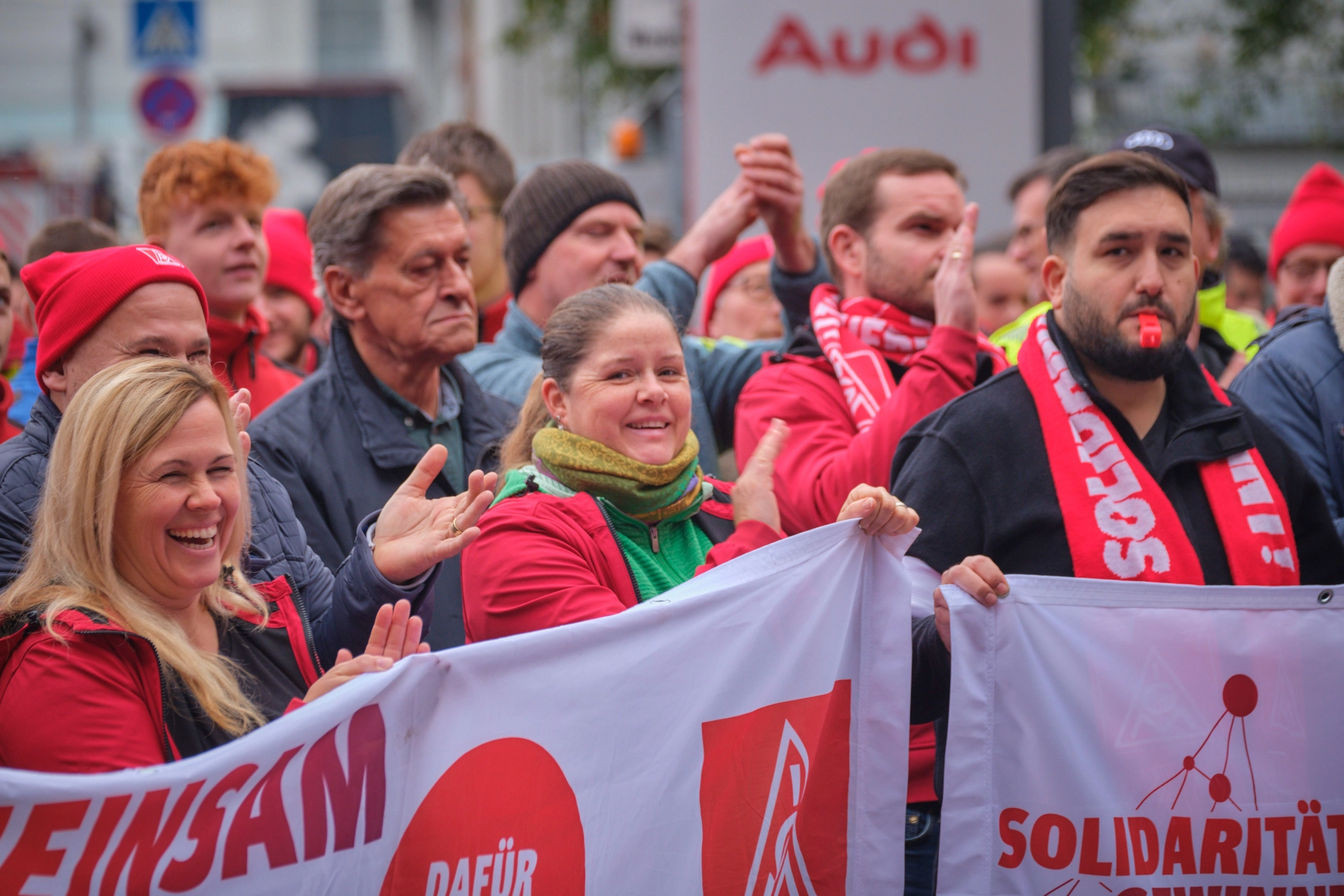 Beschäftigte beim Warnstreik in der Metall-Tarifrunde