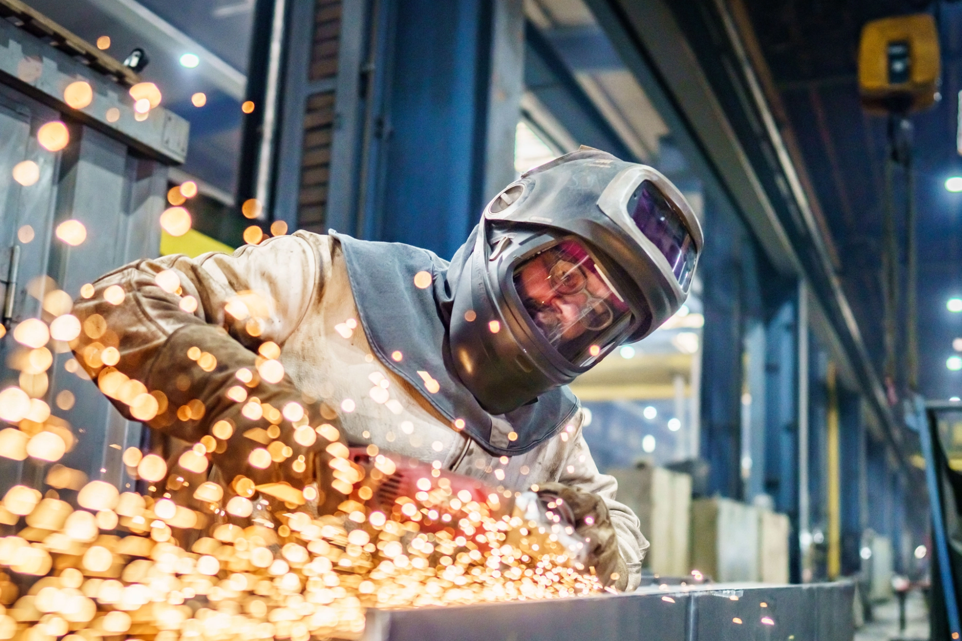 Ein Schweißer in Schutzausrüstung bei Donges SteelTec GmbH in Darmstadt