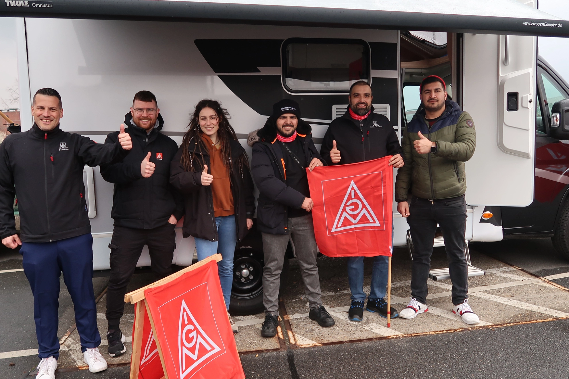 Campingbus zur Betriebsratswahl bei Office People auf dem Parkplatz von Opel Rüsselsheim
