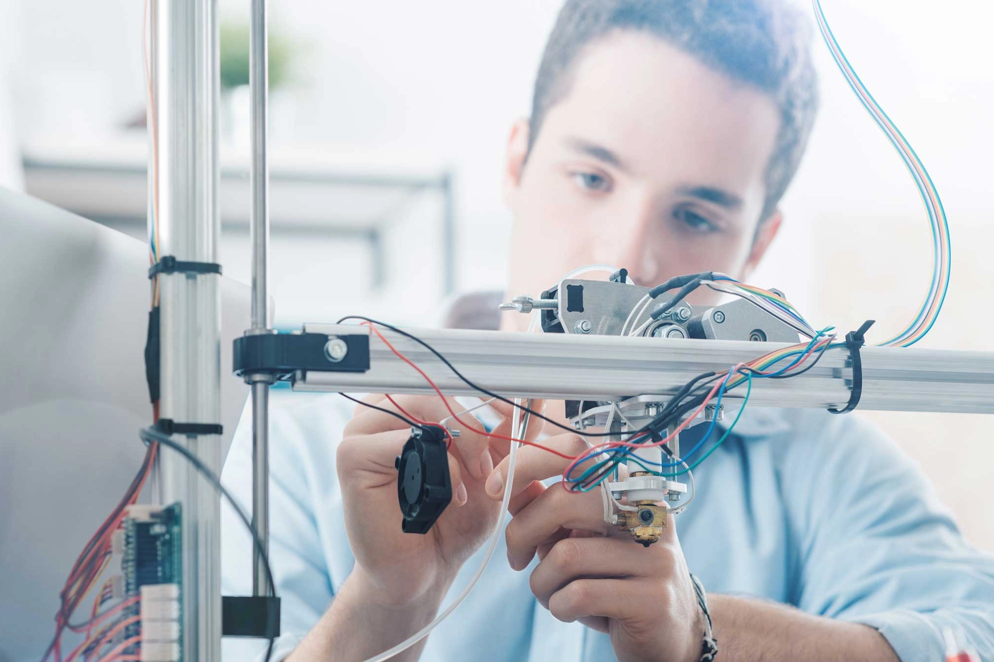 Ein Auszubildender arbeitet an einem 3D-Drucker