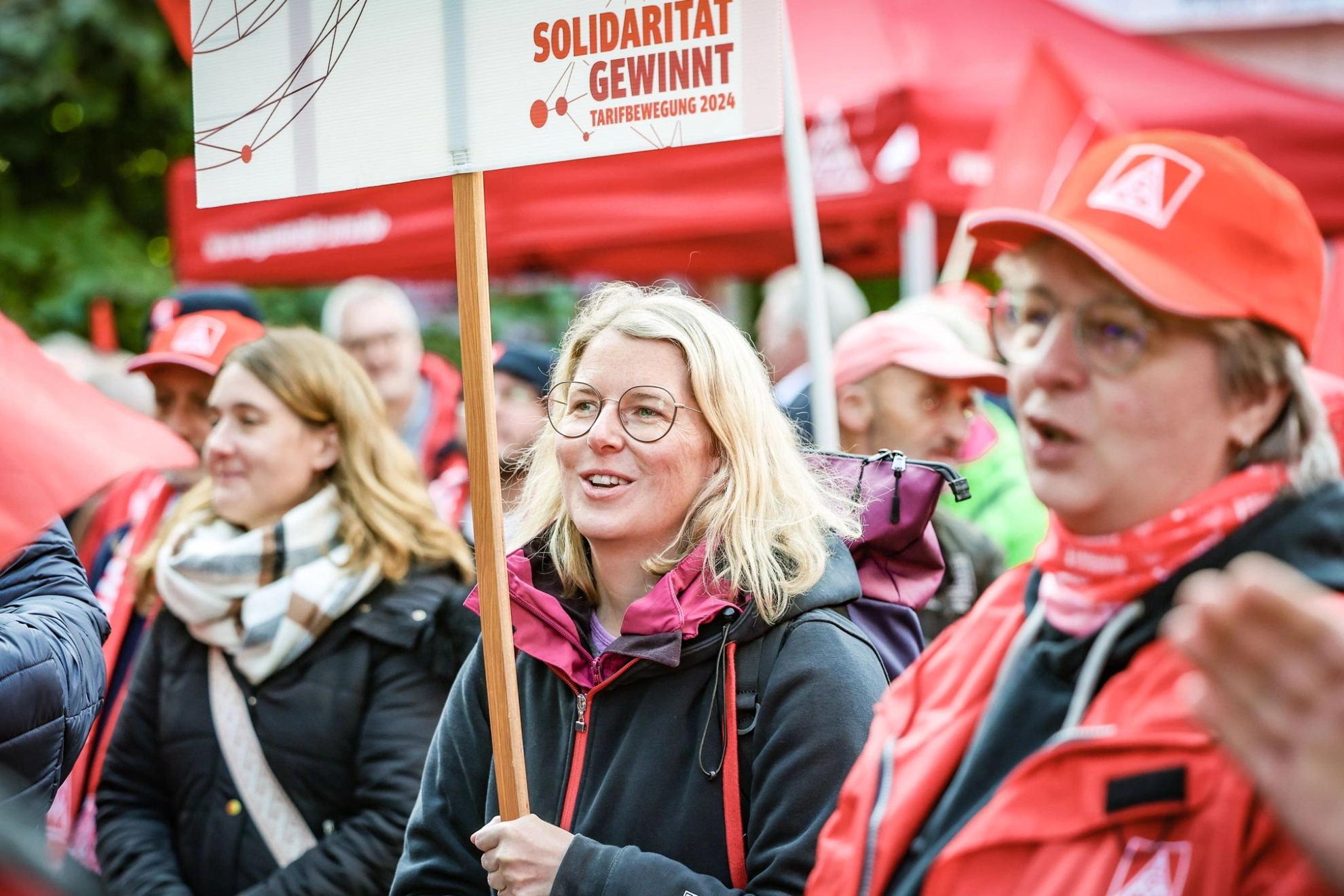 Beschäftigte demonstrieren in Münster zur zweiten Verhandlungsrunde in der Metall-Tarifrunde 2024.