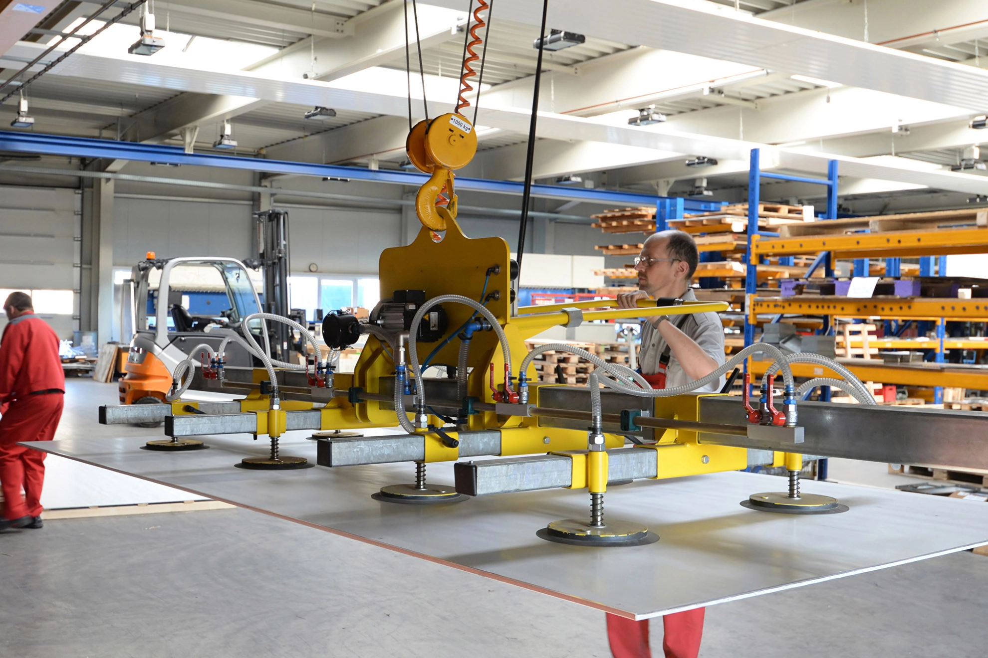 Mitarbeiter in einem metallverarbeitenden Unternehmen