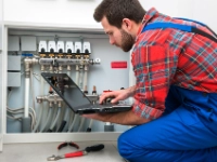 Techniker wartet eine Heizungsanlage