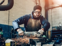 Metall-Arbeiter beim Schleifen