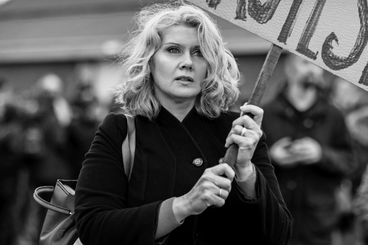 Demonstrierende Frau retro