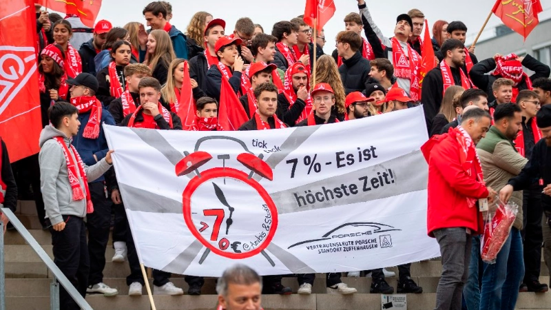 Ludwigsburg, Baden-Wuerttemberg, 15.10.2024: In Ludwigsburg finden Tarifverhandlungen zu M+E zwischen der IG Metall und Südwestmall statt. Die Gewerkschaft hat hierzu einen Aktionstag veranstaltet.