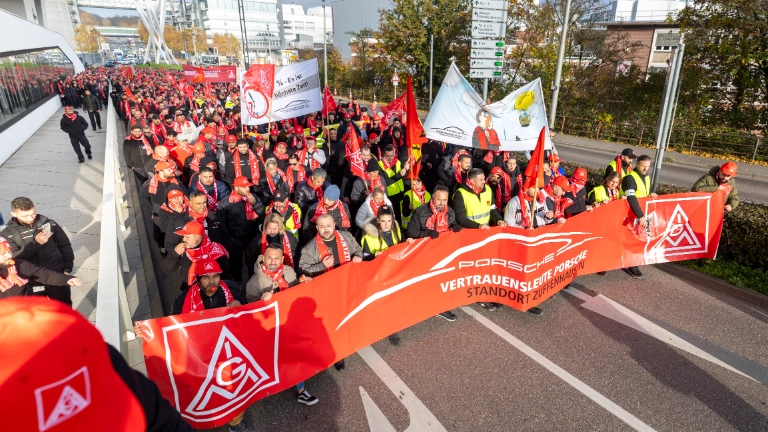 Warnstreik bei Porsche in Stuttgart