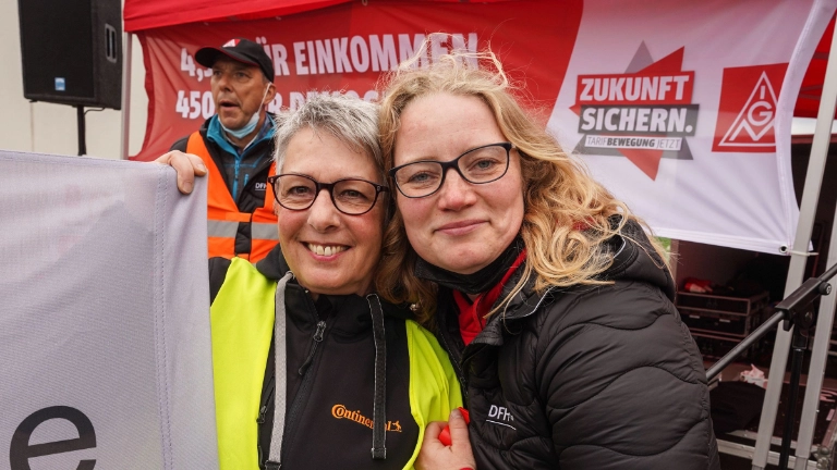 Warnstreik in Simmern/Hunsrück: Christel Meier (Betriebsrätin Continental Rheinböllen) und Lydia Ott (Betriebsrätin DFH Haus Simmern)