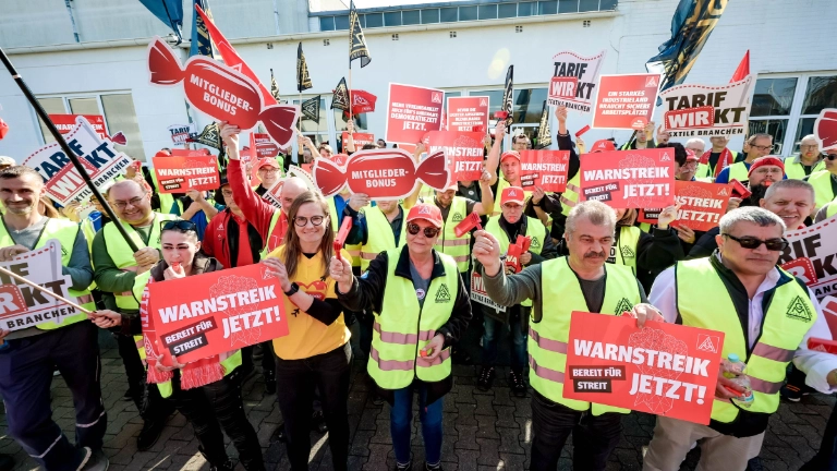 Warnstreik zur Tarifrunde Textil und Bekleidung West 2025 in Geldern