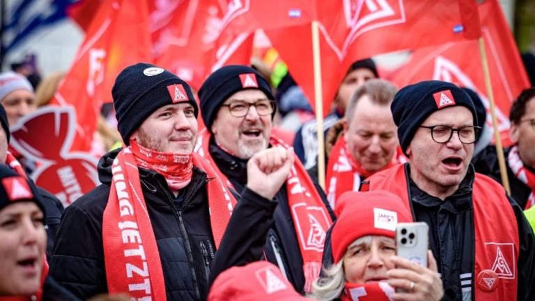 Warnstreik zur Tarifrunde Textil und Bekleidung West 2025 in OstbevernWarnstreik Tarifrunde Textil Bekleidung West Geldern Mitgliederbonus