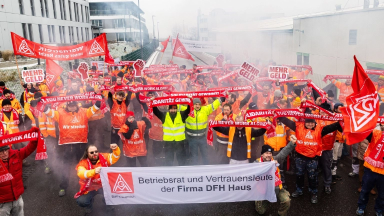 Im Rahmen der Tarifrunde Holz und Kunststoff 2024 treten Beschäftigte von DFH Fertighaus in den Warnstreik.