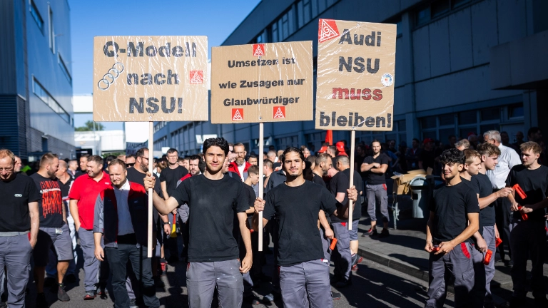 Neckarsulm, Baden-Württemberg, 29.07.2026:Betriebsratsbesprechung bei Audi Neckarsulm. Vor dem Tor 6 haben Betriebsrat und die Gewerkschaft IG Metall eine Kundgebung veranstaltet.Notiz: No model release. Kein Einverständnis für Werbung, keine Weitergabe an Dritte.