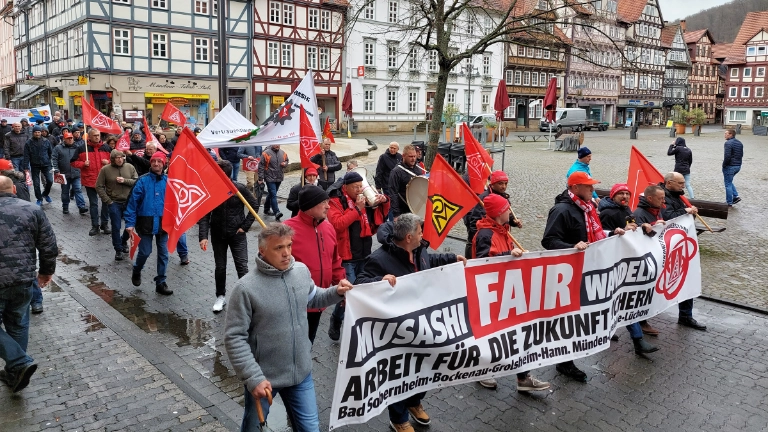 4.-8. April 2022: Warnstreikwoche 2. Drei bis fünf Stunden an allen Standorten in allen Schichten, mit Demonstrationen und Kundgebungen (Foto: Hannoversch Münden). Der Abriss der Bänder bei den Kundenbetrieben steht kurz bevor. Die IG Metall bereitet die Urabstimmung und den unbefristeten Streik vor.