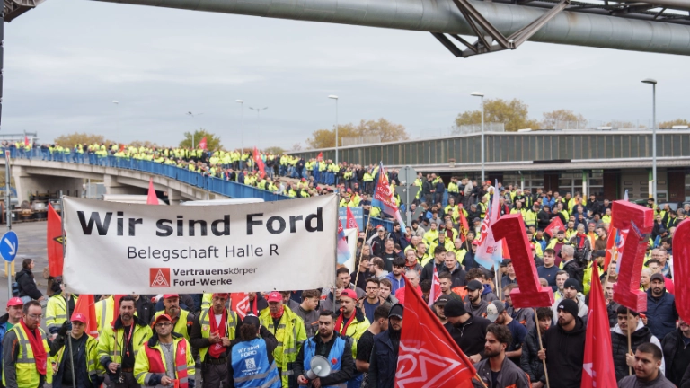 Allein am Dienstag traten 8000 Beschäftigte bei Ford in Köln in den Warnstreik.