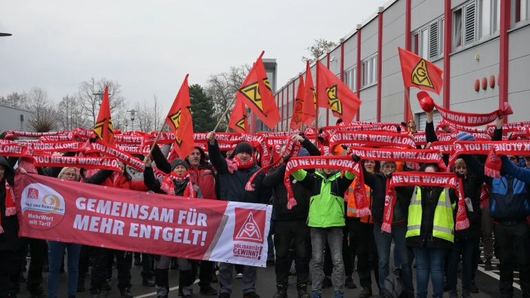 Warnstreik bei Express Küchen in Melle-Bruchmühlen/Niedersachsen