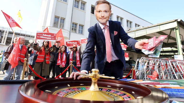 Bei der Aktion „Rentenroulette“ am 21. April 2023 protestierte die IG Metall mit Hans-Jürgen Urban in Berlin vor dem FDP-Parteitag gegen Pläne einer Aktienrente, die mehr Risiko für die gesetzliche Rente und die Versicherten bedeutet