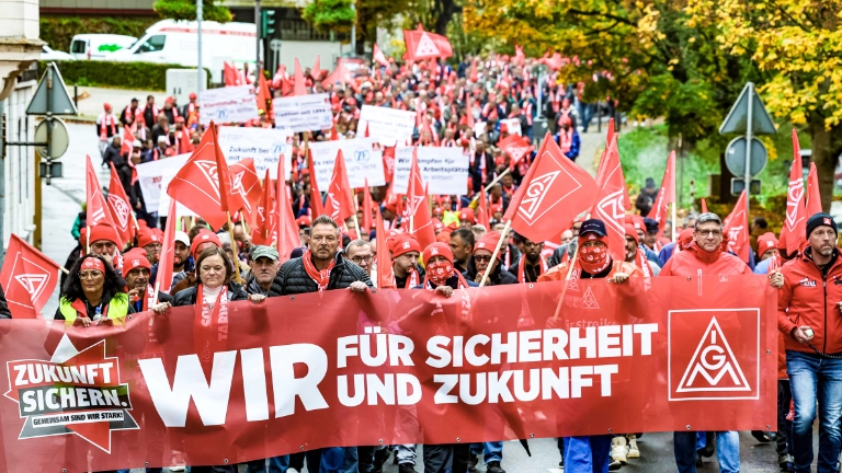Am 30. Oktober kamen 2.000 warnstreikende Beschäftigte aus 54 Betrieben aus der Region Ennepe-Ruhr-Wupper in Gevelsberg zusammen.