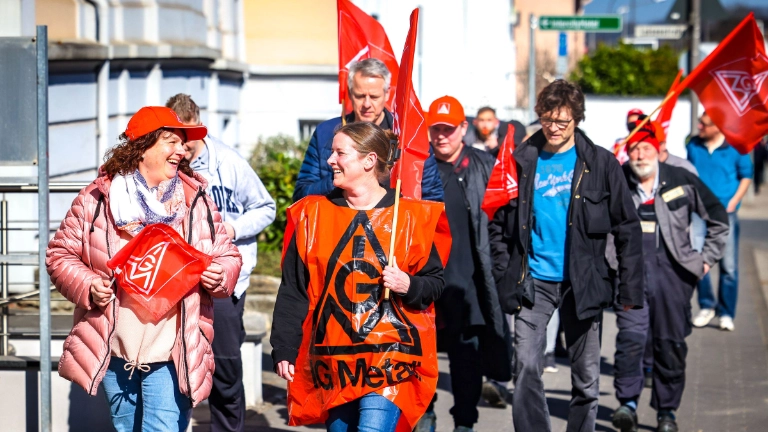 Beschäftigte im Warnstreik zur Tarifrunde Textil und Bekleidung West 2025