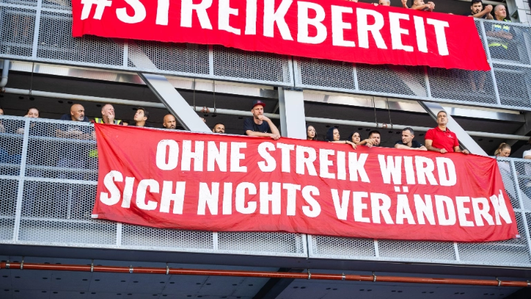 Neckarsulm, Baden-Württemberg, 29.07.2026:Betriebsratsbesprechung bei Audi Neckarsulm. Vor dem Tor 6 haben Betriebsrat und die Gewerkschaft IG Metall eine Kundgebung veranstaltet.Notiz: No model release. Kein Einverständnis für Werbung, keine Weitergabe an Dritte.