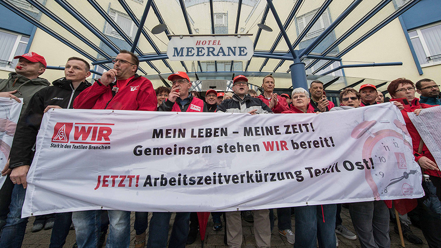 Tarifrunde Textil Ost 2019: Beschäftigte demonstrieren vor dem Verhandlungsort.