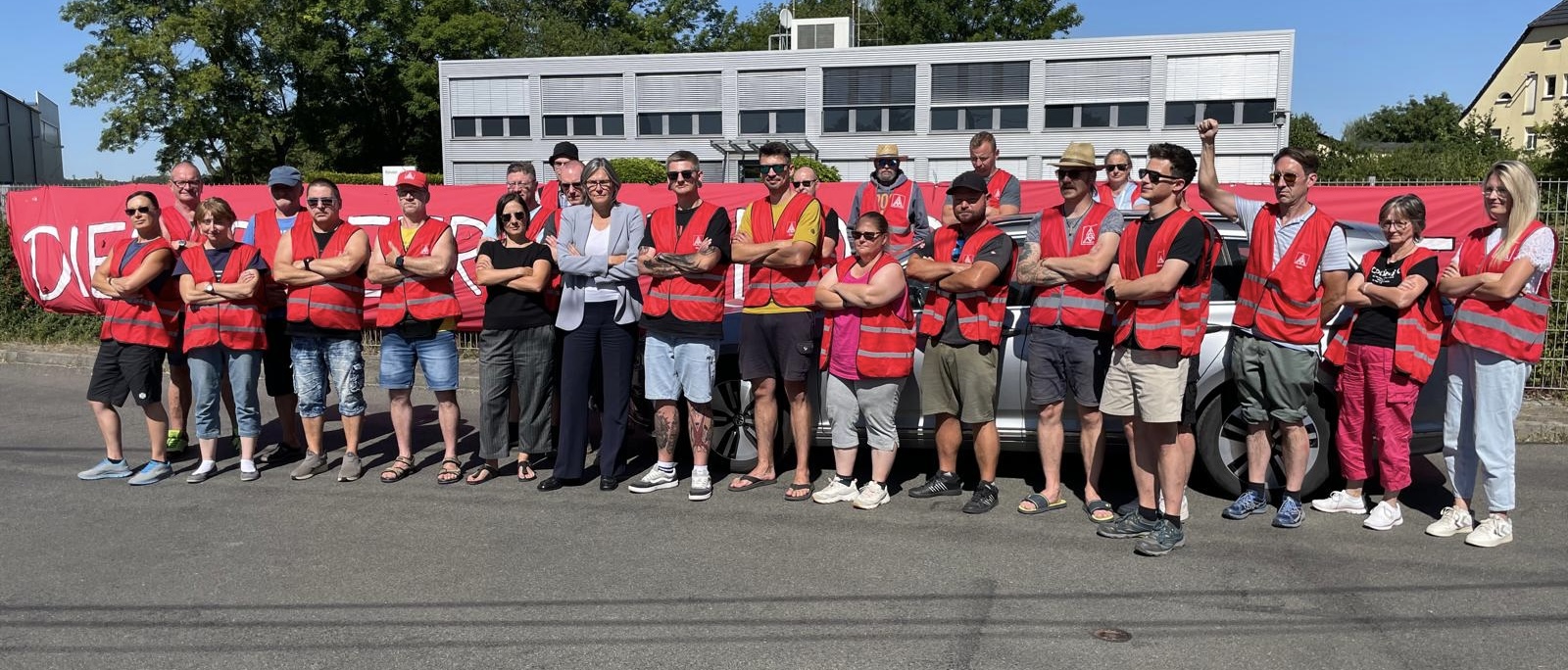 Der Streik bei Kelvion in Nobitz-Wilchwitz begann am 4. August 2026. Die Geschäftsleitung will nach Sarstedt/Niedersachsen verlagern - obwohl die Produktion in Wilchwitz profitabel und bis ins nächste Jahr ausgelastet ist. 